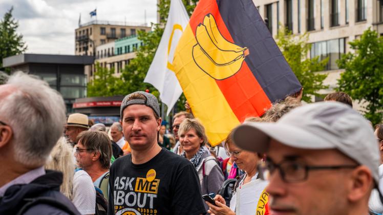Etwa 5000 Querdenker, Coronaleugner und Pegida-Anhänger demonstrierten am Montag, den 01.08.2022 u.a. Unter den Linden