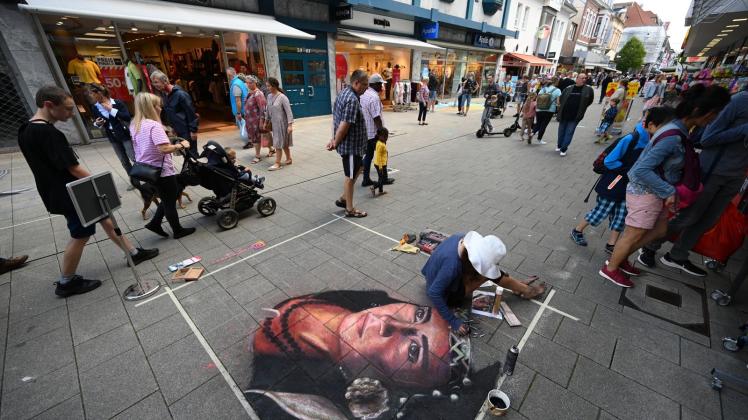 Streetart-Künstlerin Serena Montagnino aus dem Sauerland malt im Rahmen des Internationalen StreetArt-Festivals in der Innenstadt. Foto: Lars Klemmer/dpa