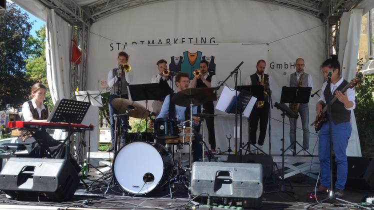 Das Salopporchester aus Osnabrück sorgte sofort für gute Laune beim Bramscher Erlebnissamstag.
