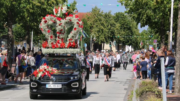 Kostenbare Blumenkrone führt Umzug der Malenter Schützen an Die aus Blumen gebundene Krone führte den Umzug des Malenter Schützenvereins traditionell an.