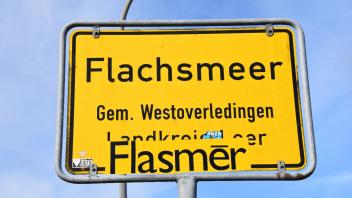 Flasmér statt Flachsmeer: Unbekannte haben das Schild um die plattdeutsche Bezeichnung ergänzt.