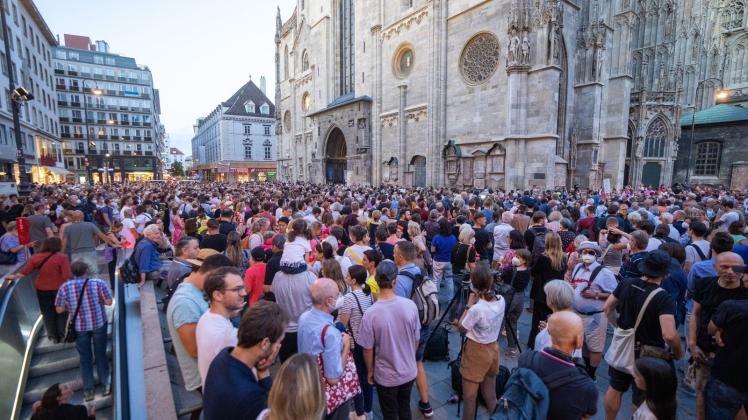 Eine große Menschenmenge versammelt sich zu der Gedenkveranstaltung der Initiative #YesWeCare im Andenken an die oberösterreichische Ärztin Lisa-Maria Kellermayr am Stephansplatz in Wien. Foto: Georg Hochmuth/APA/dpa