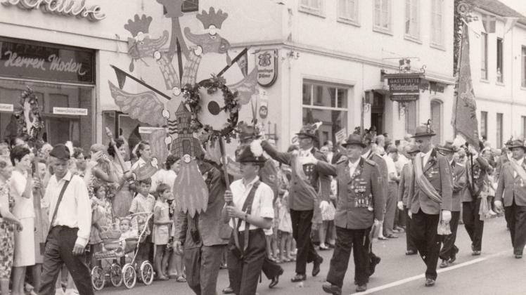 Im August 1963 ziehen die Mitglieder des Schützenvereins Delmenhorst anlässlich des Schützenfests durch die Stadt.