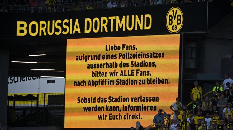 Die Zuschauer werden wegen eines Polizeieinsatzes gebeten nach Abpfiff zunächst im Stadion zu verweilen. Foto: Bernd Thissen/dpa