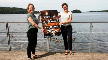 Malentes Tourismus-Chefin Anke Rädel (links) und Organisatorin Claudia Falk (rechts) wollen mit einem überarbeitetem Konzept die Besucher von „Dieksee in Flammen“ begeistern.