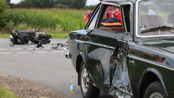 Schwerer Unfall bei Beldorf: Der 53-jährige Rollerfahrer pralle in die Seite des Volvo. Dabei verletzte er sich schwer.