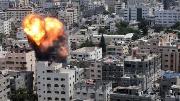 Rauch und Feuer steigen nach einem israelischen Angriff in Gaza-Stadt aus einem Gebäude. Foto: Ahmed Zakot/SOPA/ZUMA/dpa