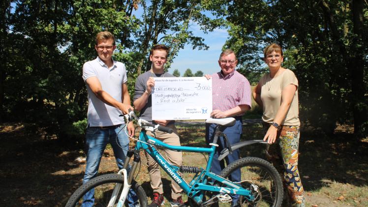 Eine Spende über 3000 Euro zur Anschaffung von Dirt Bikes überreichte Lutz Caje (Zweiter von rechts) an die Stadtjugendpflege. 