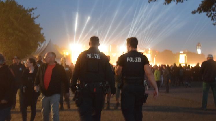 Der Leiter der Polizeidirektion Itzehoe nannte Wacken den „sichersten Ort Schleswig-Holsteins“ - seine Polizisten hatten auf dem mega-Festival kaum etwas zu tun. WOA 2022 Wacken Open Air Festival Heavy Metal Polizei friedlich