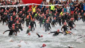 Start des OstseeMan 2022: Die Langdistanz-Triathleten stürzen sich in die Fluten.