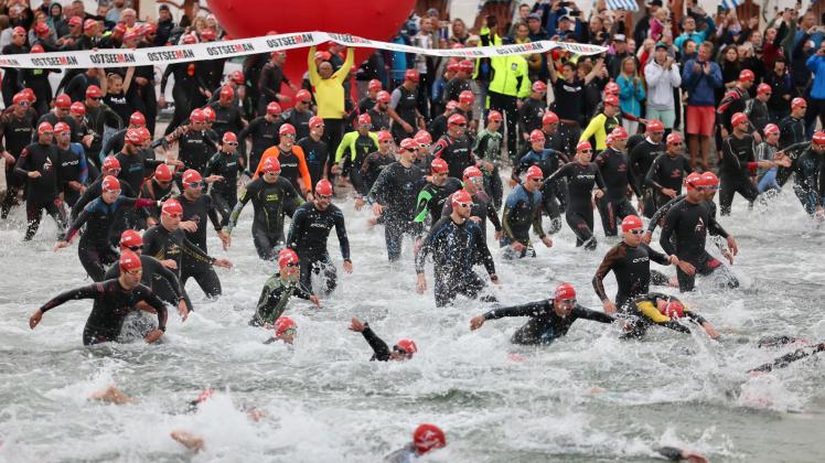 Die schönsten Bilder vom OstseeMan 2022 in Glücksburg Start des OstseeMan 2022: Die Langdistanz-Triathleten stürzen sich in die Fluten.