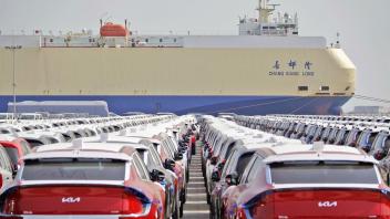 ARCHIV - Eine große Anzahl von Fahrzeugen stehen im Hafen von Yantai in der Provinz Shandong und warten auf ihre Verschiffung. Foto: Tang Ke/SIPA Asia/ZUMA/dpa