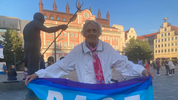 Auch mit 91 Jahren tritt Johanna Jawinsky aus Rostock für den Frieden ein. Sie weiß, was es bedeutet im Krieg aufzuwachsen. Das darf nie mehr geschehen und schon gar nicht darf es einen Atomkrieg geben. 
