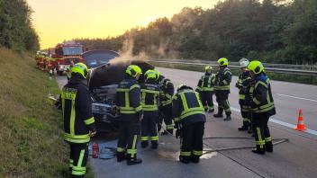 Ein angeblich brennender BMW sorgte für einen Einsatz der Feuerwehr auf der A 24 zwischen Hamburg und Berlin. Im Motor war allerdings nur der Turbolader geplatzt.

