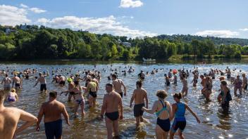 Mehr als 1800 Menschen wollten die rund 3,5 Kilometer lange Strecke schwimmen. Foto: Daniel Schäfer/dpa