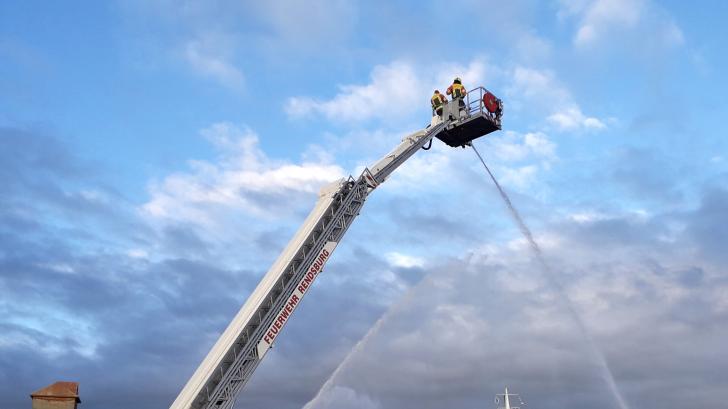 Beeindruckendes Schauspiel: Mit hohen Wasserfontänen aus ihren Strahlrohren begrüßten Rendsburger Feuerwehrleute die

„Cap San Diego“ im Kreishafen.