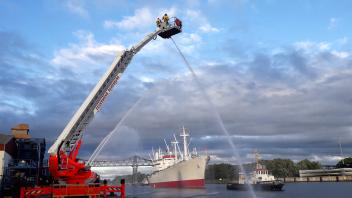 Beeindruckendes Schauspiel: Mit hohen Wasserfontänen aus ihren Strahlrohren begrüßten Rendsburger Feuerwehrleute die

„Cap San Diego“ im Kreishafen.
