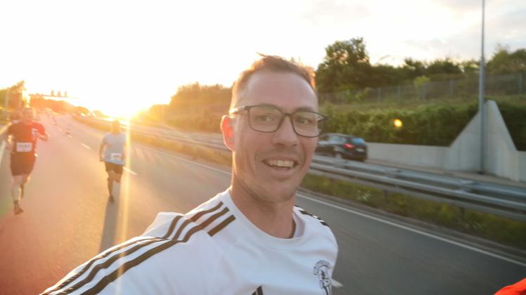 Sportredakteur Tommy Bastian absolvierte den Halbmarathon bei der 20. Rostocker Marathon-Nacht in 1:48;27 Stunde. Er blieb damit deutlich hinter seiner Bestzeit zurück.