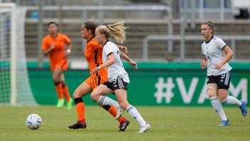 29.07.2022, Hänsch-Arena, Meppen, GER, U-20-Länderspiel Frauen: Deutschland vs Niederlande, Beke Sterner 19 vs Ziva Hen