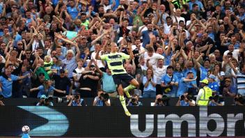 Manchester Citys Erling Haaland feiert seinen zweiten Treffer bei seinem Debüt in der Premier League. Foto: John Walton/PA Wire/dpa