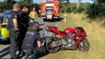 Ein Motorradfahrer hat sich bei einem Unfall auf dem Ziegeleiweg zwischen Grünhof und Neu Gülzow (Herzogtum Lauenburg) am Sonntagabend schwere Verletzungen zugezogen. 