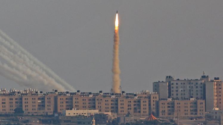 This picture taken from the southern Israeli city of Ashkelon shows Palestinian rockets fired from the Gaza Strip on August 7, 2022. - Israel agreed to an Egyptian proposed truce with Palestinian militants in Gaza after three days of intense conflict, an Egyptian source said, as Islamic Jihad reported talks toward a ceasefire were underway. (Photo by JACK GUEZ / AFP)