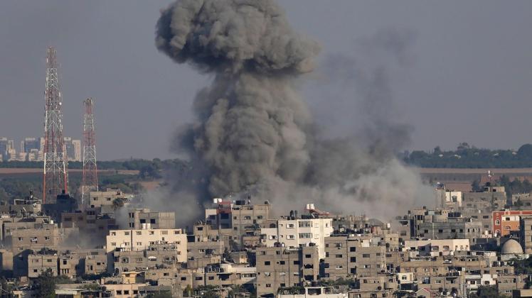 Rauch steigt nach israelischen Luftangriffen aus einem Wohnhaus in Gaza auf. Foto: Adel Hana/AP/dpa
