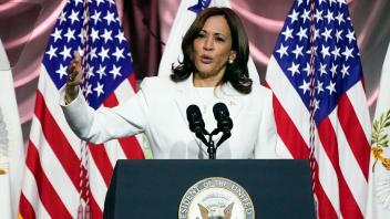 US-Vizepräsidentin Kamala Harris gab die entscheidende Stimme für die einfache Mehrheit ab. Foto: John Raoux/AP/dpa