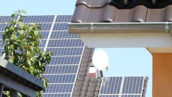 ARCHIV - Aufs Dach krabbeln, um die Solaranlage auf Schäden zu prüfen, sollte man nicht. Aber man kann die Anlage fotografieren und das Bild am Computer vergrößern. So lassen sich mögliche Schäden besser erkennen. Foto: Nestor Bachmann/dpa-tmn