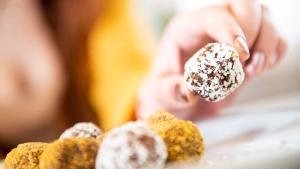 ILLUSTRATION - Ein Happen zwischendurch: Energyballs bestehen aus Trockenfrüchten und Nüssen. Sie lassen sich auch gut selbst herstellen. Foto: Franziska Gabbert/dpa-tmn