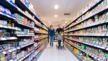 ILLUSTRATION - Oft lohnt es sich im Supermarkt Produkte zu vergleichen - wer sparen will, sollte aber nicht nur auf die Preisschilder schauen. Foto: Benjamin Nolte/dpa-tmn