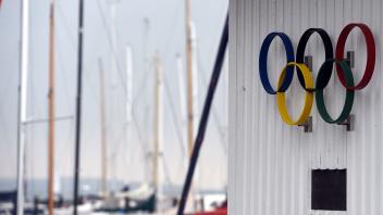 ARCHIV - Die Olympischen Ringe sind am Yachthafen in Kiel zu sehen. In Kiel fanden 1972 die Segelwettbewerbe statt. Foto: picture alliance / dpa