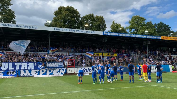 Nach dem 3:0-Sieg konnten die Spieler des SV Meppen mit den Fans feiern.