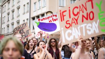 SlutWalk 2022 in München 350 Menschen beteiligten sich am 23.7.2022 in München am alljährlichen Slut Walk und demonstrie