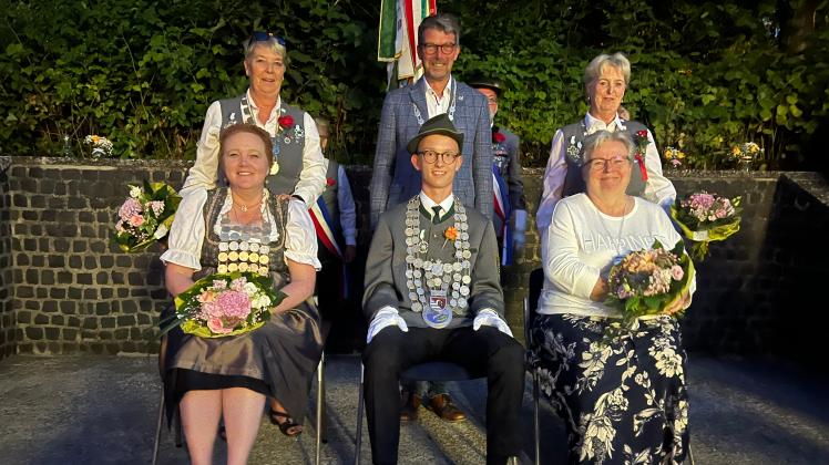 author Der neue Hofstaat der Malenter Schützen: (obere Reihe von links) 1. Ritter Anette Scheef, Spaßkönig Heiko Godow, 2. Ritter Wallda Wagner sowie (untere Reihe von links) Schützenliesel Jutta Zühlke, Schützenkönig Henri Pribbenow und Kurgastkönigin Elke Gaede.
