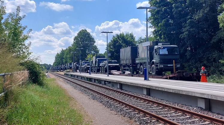 Ein Militärzug der Bundesbahn kam am Wochenenden aus Litauen im Hagenower Stadtbahnhof an. Nach einem halben Jahr kehren die Truppen zuück.