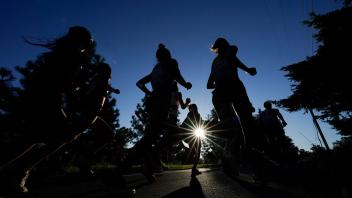Beim Marathon in München werden derzeit über 30 Grad erwartet. Foto: Gregory Bull/AP/dpa/Archivbild