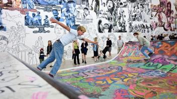 dpatopbilder - Skateboarder fahren in der documenta-Halle auf der Halfpipe, die Teil des Werks der Initiative Baan Noorg Collaborative Arts and Culture ist. Foto: Uwe Zucchi/dpa