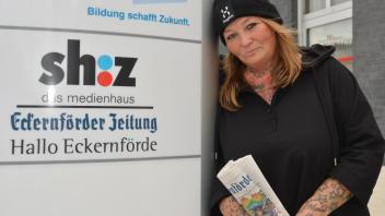 Heike Petersen stellt die Eckernförder Zeitung in der Altstadt und am Bystedtredder zu - jetzt wurde ihr Fahrrad gestohlen. 