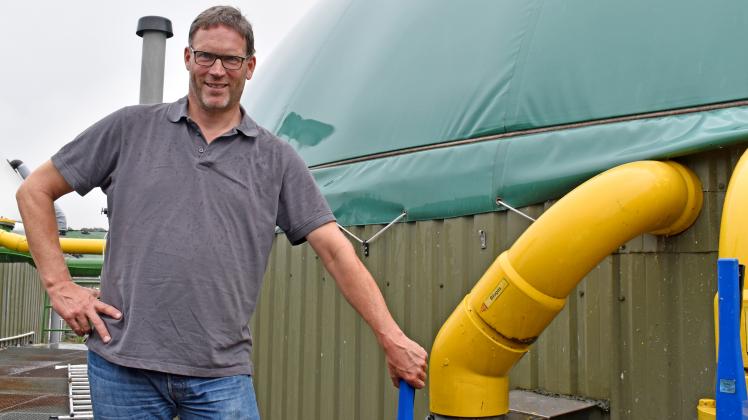 Landwirt Christian Karp sorgt für warme Stuben in Kraak. Denn auf seinem Hof gibt es eine Biogasanlage, von der auch Einwohner des Ortes profitieren.