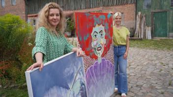 Kristin Kremson (45) und Marja Heinßen (27) gestalten ihre Kunst in einem Atelier im Kulturhof Ahrensburg. 
