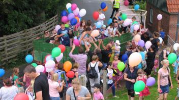 Festumzug und Luftballons: So bunt soll es auch 2022 wieder auf dem Dorffest werden.