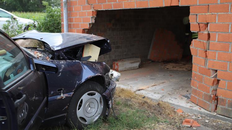 Am Mercedes entstand Totalschaden. Der Wagen war bei dem Unfall frontal in ein Gebäude in Mönkloh geprallt.