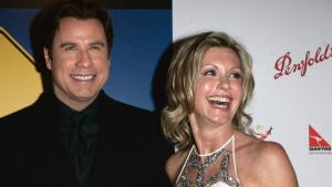 ARCHIV - John Travolta und Olivia Newton-John 2006 bei einem Gala-Dinner in Los Angeles. Foto: Branimir Kvartuc/AP/dpa