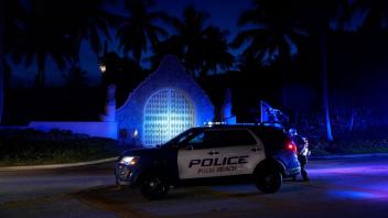 Polizisten stehen vor dem Eingang des Mar-a-Lago-Anwesens des ehemaligen US-Präsidenten Trump. Foto: Wilfredo Lee/AP/dpa