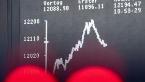 ARCHIV - Berg und Tal wechseln sich ab: Der Dax ist der wichtigste deutsche Aktienindex. Foto: Frank Rumpenhorst/dpa/dpa-tmn
