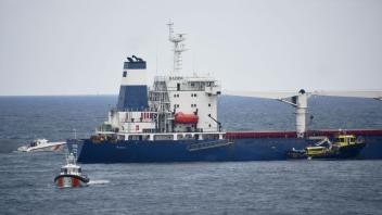 Die unter der Flagge Sierra Leones fahrende Razoni, die mit 26.000 Tonnen Mais beladen ist, ist das erste Frachtschiff, das die Ukraine seit der russischen Invasion verlassen hat und 1. August in Odessa in See stach. Foto: -/kyodo/dpa
