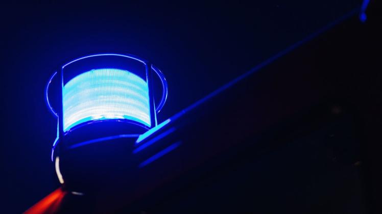 ARCHIV - Ein Blaulicht leuchtet auf dem Dach eines Feuerwehrfahrzeugs. Foto: Philipp von Ditfurth/dpa/Symbolbild