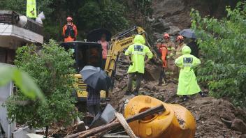 Rettungskräfte suchen nach zwei Menschen, die nach sintflutartigen Regenfällen iun Südkorea vermisst werden. Foto: -/YNA/dpa