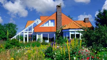 Ein moderns Einfamilienhaus mit Wintergarten in Niedersachsen, Wohnungsbau, Bausparen, Bauen, Hypothek, Hausbau, McPKST